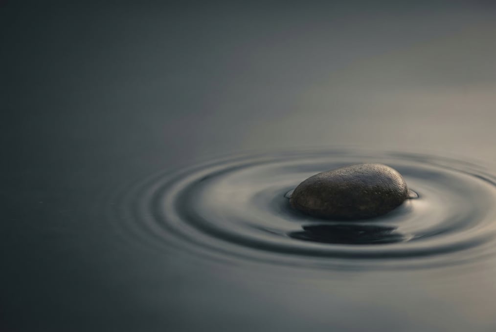 Frau in entspannter Pose auf einer Wiese, symbolisiert Stressbewältigung